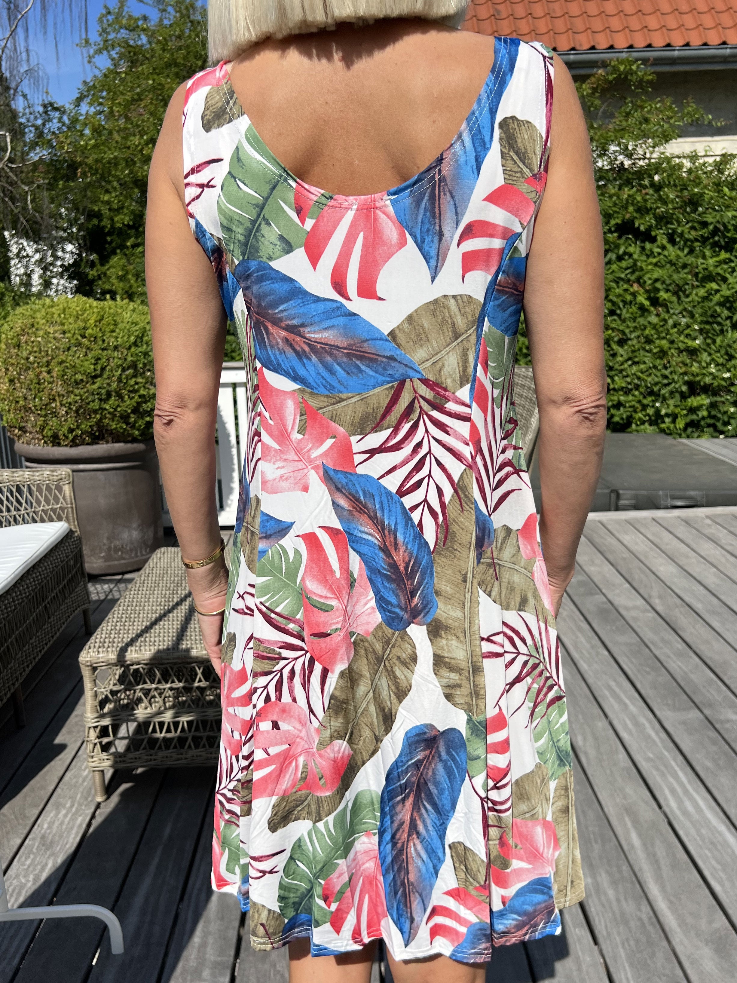 Maj Multi Leaf - Söt elastisk sommarklänning med mönster